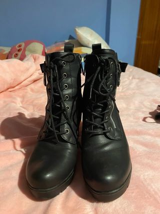 Botas de tacón negras con cordones