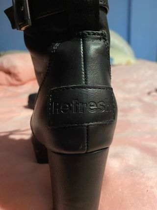 Botas de tacón negras con cordones