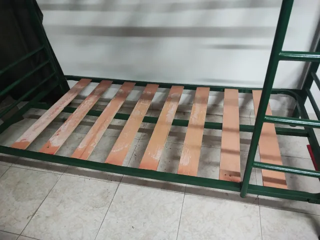 Litera metálica verde con somier de madera