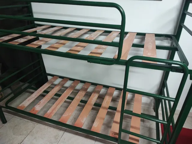 Litera metálica verde con somier de madera