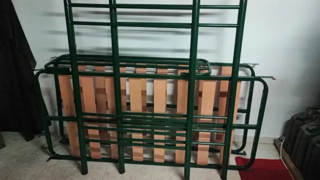 Litera metálica verde con somier de madera