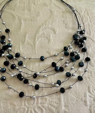 Collana multistrato con perle luminose