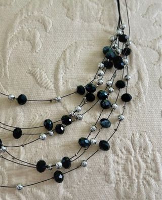 Collana multistrato con perle luminose
