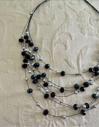 Collana multistrato con perle luminose
