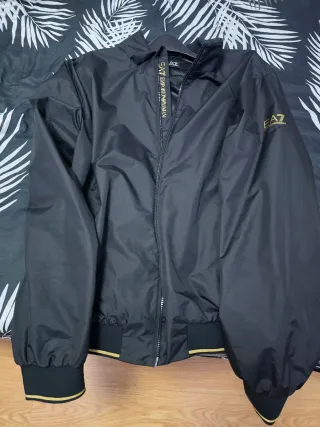 Cazadora Emporio Armani Negra y Dorada.