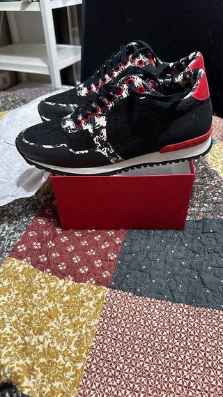 Zapatillas Carolina Herrera Rojas y Negras