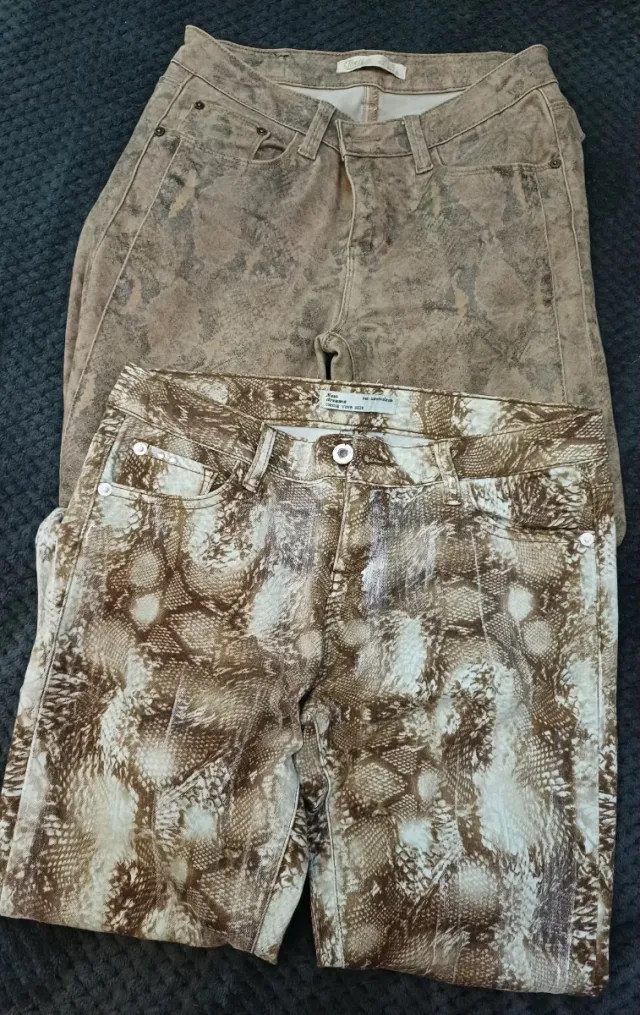 2 Pantalones estampados serpiente.