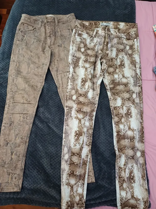 2 Pantalones estampados serpiente.