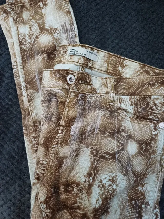 2 Pantalones estampados serpiente.