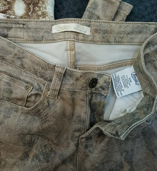 2 Pantalones estampados serpiente.