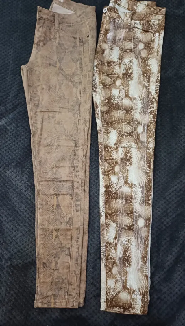 2 Pantalones estampados serpiente.