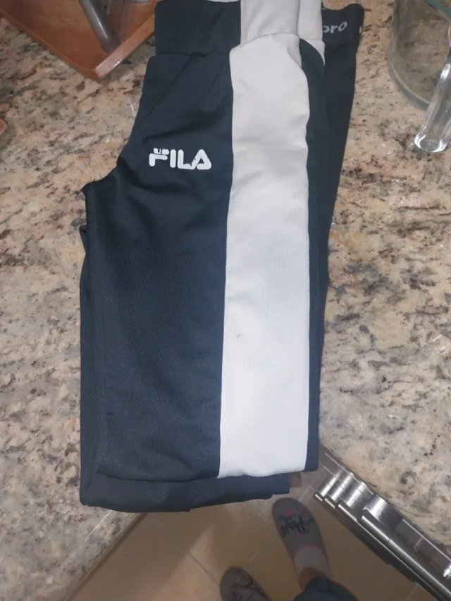 Mallas Umbro negras y grises y fila negro y crema