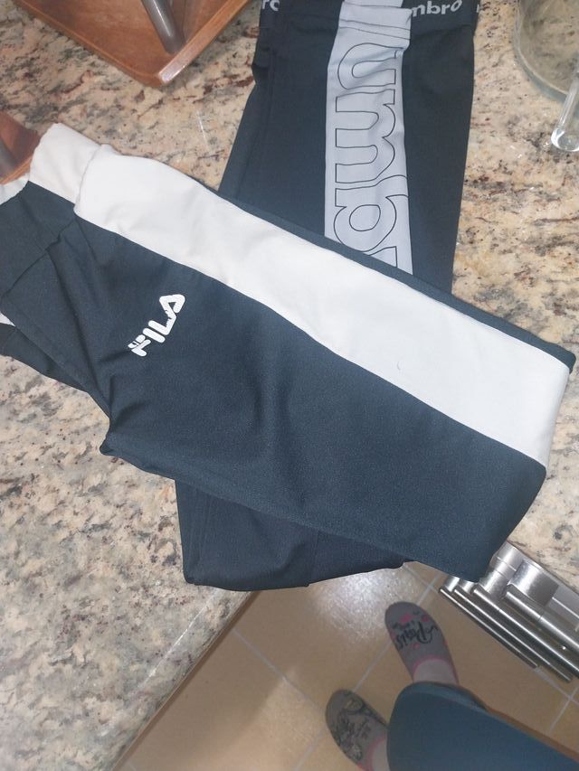 Mallas Umbro negras y grises y fila negro y crema