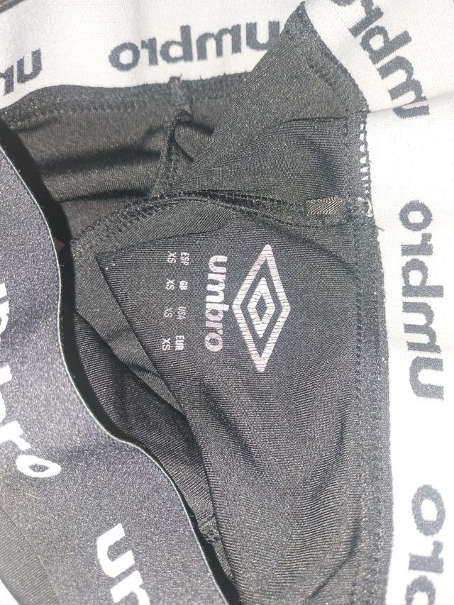 Mallas Umbro negras y grises y fila negro y crema