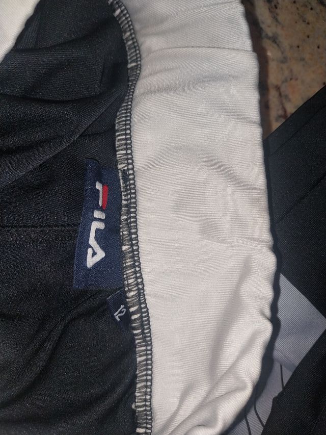 Mallas Umbro negras y grises y fila negro y crema