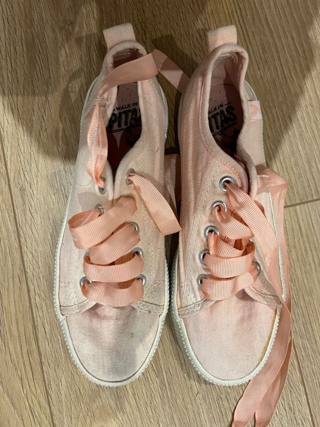 Zapatillas rosas con cordones de cinta