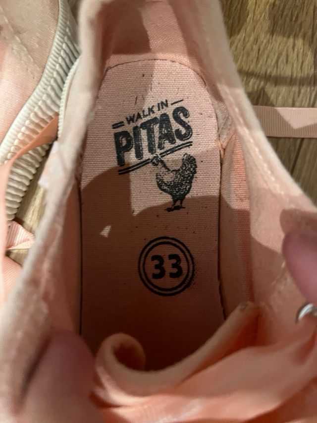 Zapatillas rosas con cordones de cinta