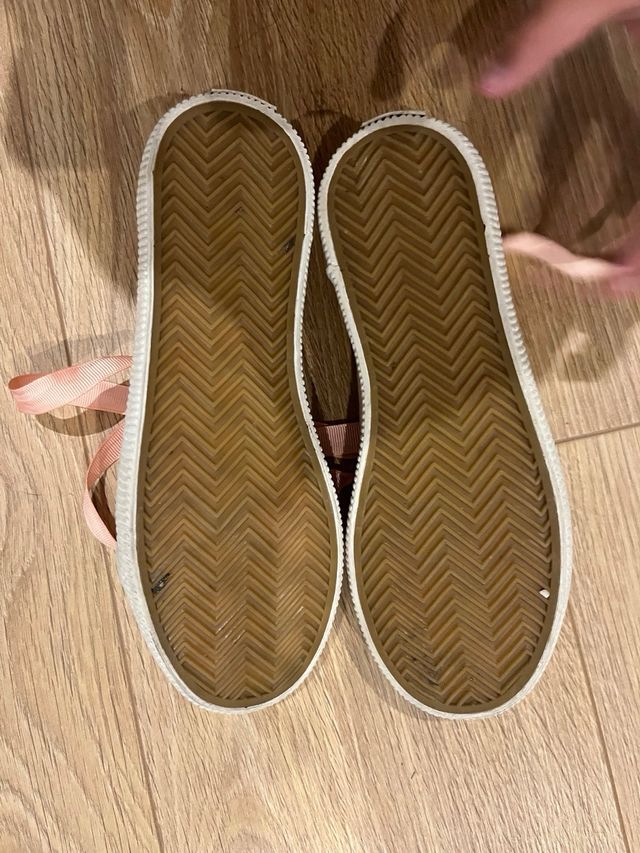 Zapatillas rosas con cordones de cinta