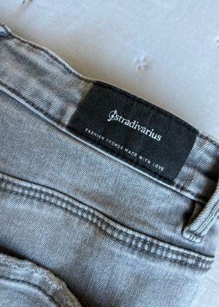 Pantalones pitillo grises