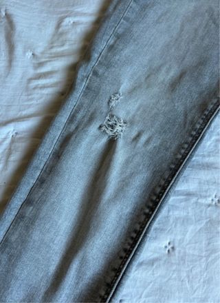 Pantalones pitillo grises