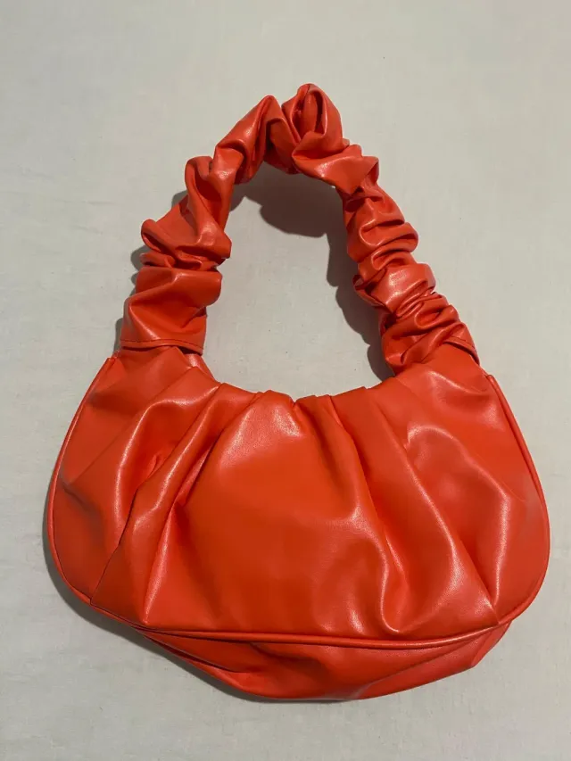 Bolso naranja con asa fruncida