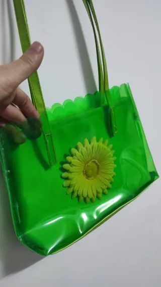 Bolso transparente verde con flor