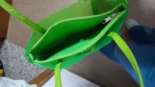 Bolso transparente verde con flor