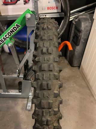 Neumático Michelin Enduro Médium y Mousse.