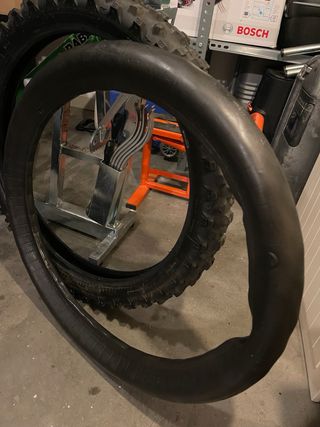 Neumático Michelin Enduro Médium y Mousse.