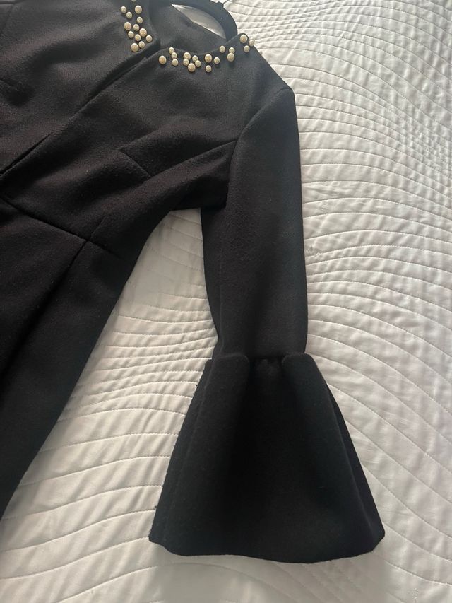 Abrigo negro mujer perlas.