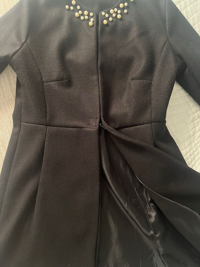 Abrigo negro mujer perlas.