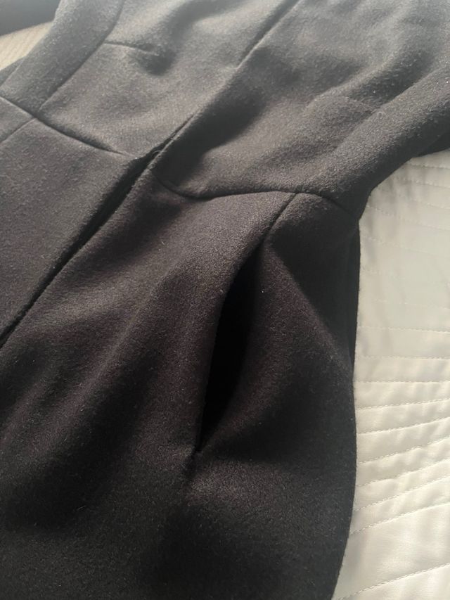 Abrigo negro mujer perlas.