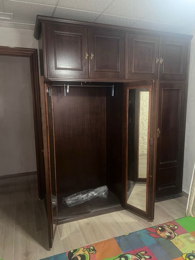 Armario de madera nogal