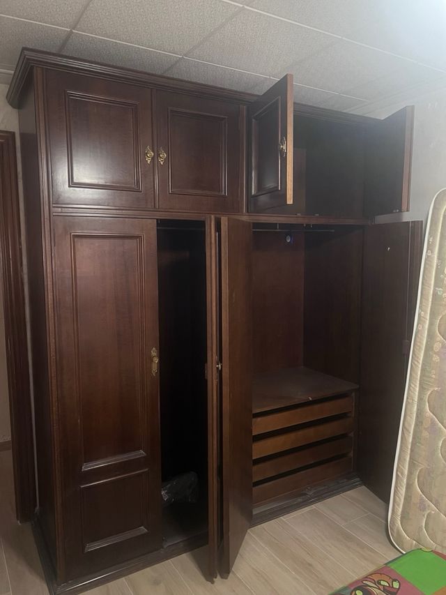 Armario de madera nogal