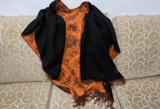 Poncho reversible negro y naranja