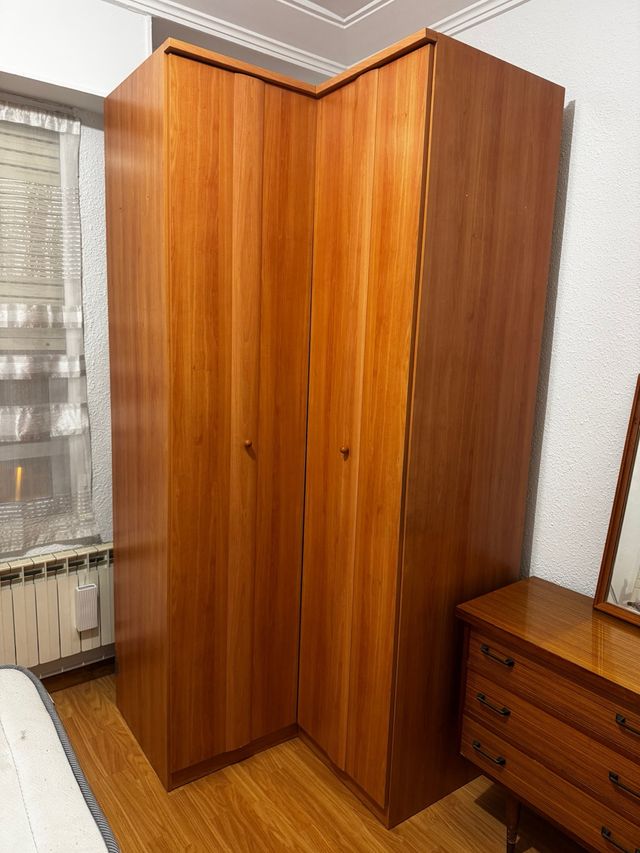 Armario rinconero de madera