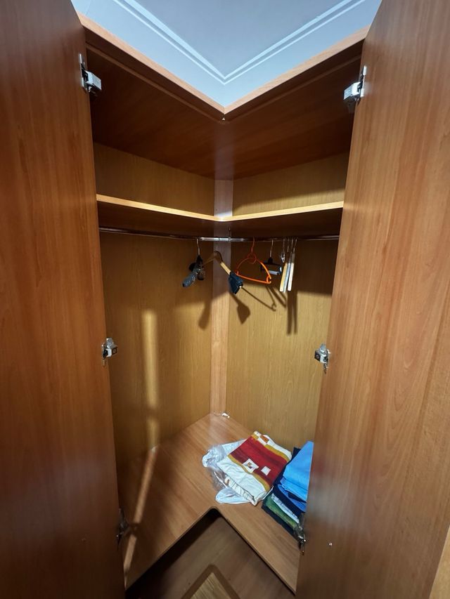 Armario rinconero de madera