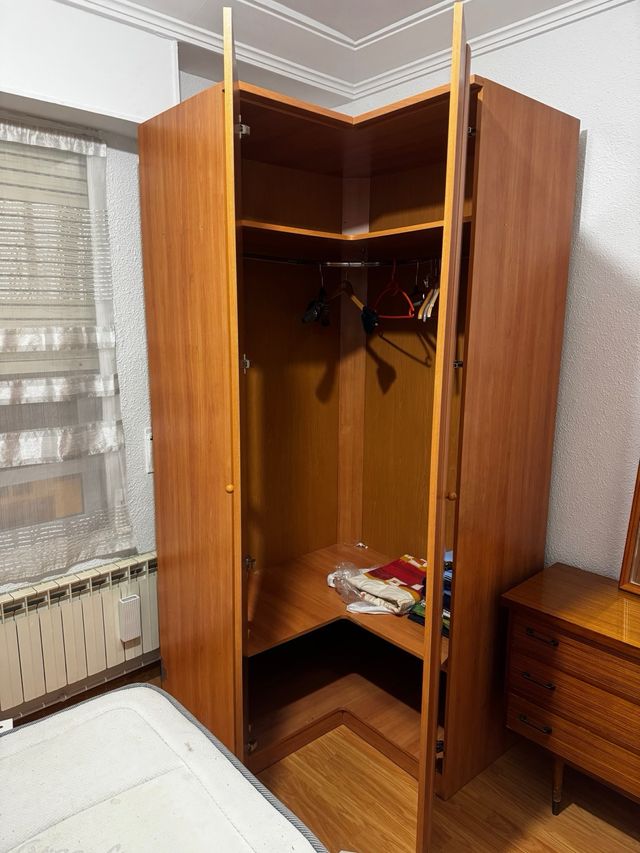 Armario rinconero de madera