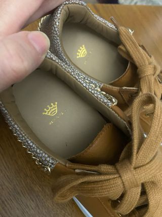 Sneakers marroni con dettagli oro