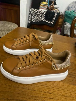 Sneakers marroni con dettagli oro