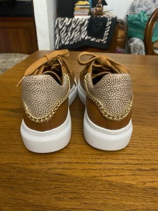 Sneakers marroni con dettagli oro