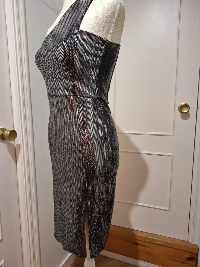 Vestido negro asimétrico con pedrería