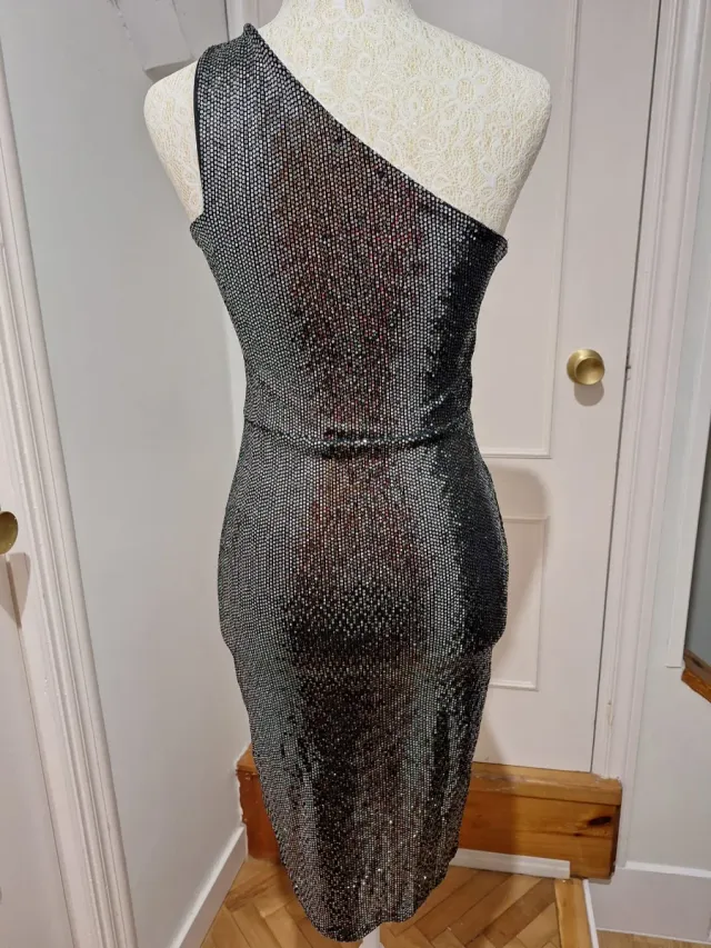 Vestido negro asimétrico con pedrería