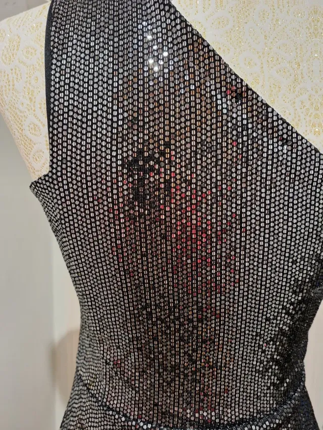 Vestido negro asimétrico con pedrería