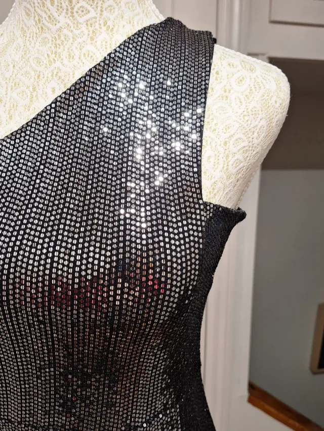 Vestido negro asimétrico con pedrería