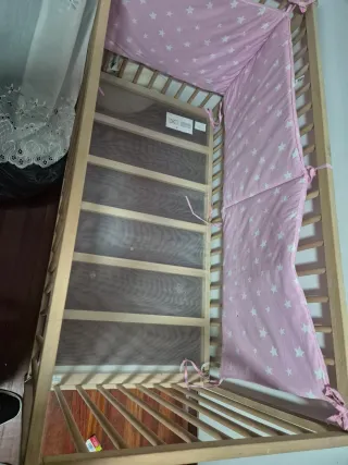 Cuna de bebé de madera con protector