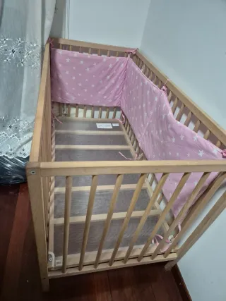 Cuna de bebé de madera con protector