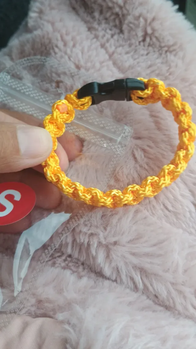 Pulseras con dijes de la suerte y bandera,