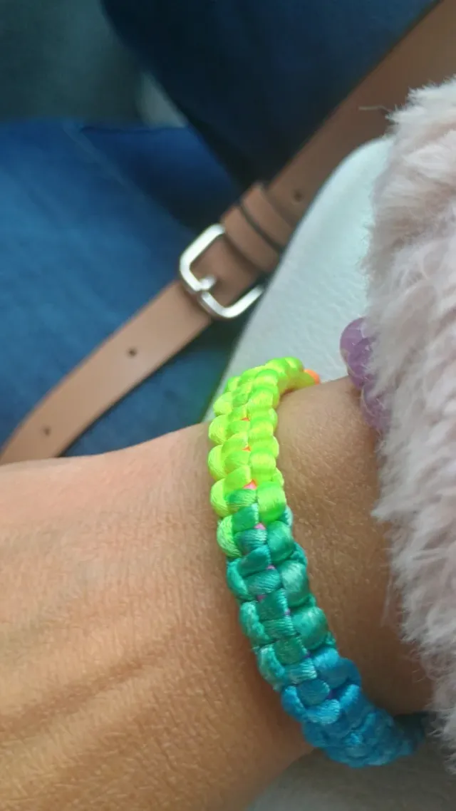 Pulseras con dijes de la suerte y bandera,