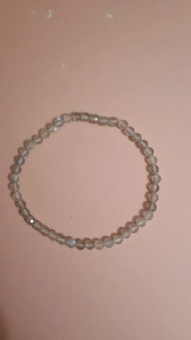 Pulseras con dijes de la suerte y bandera,